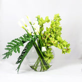 Vaso lunar com cymbidiums verdes e callas